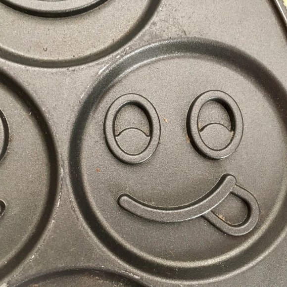 FUN Pancake Pan. Nordic-Ware Happy Face Quality Non-Stick Pan - Picture 6 of 10